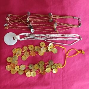 Set of 3 necklaces with mother of pearl.